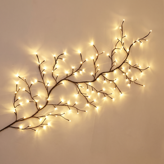 LumiBranch ljusgren utbredd på en ljus vägg
