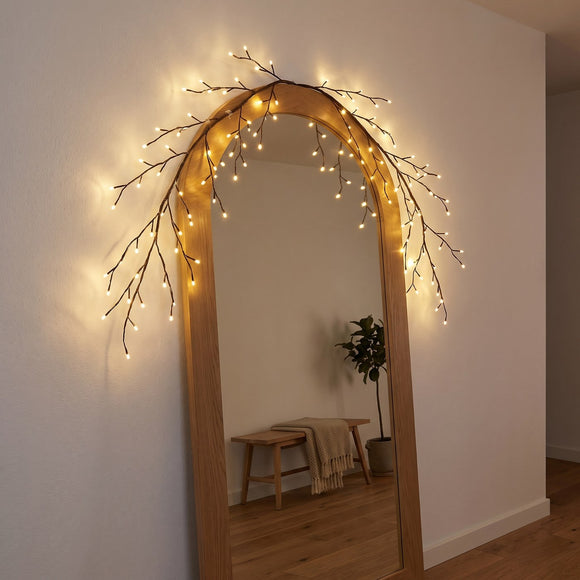 LumiBranch formad i en båge runt en spegel